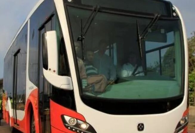 ¡En el  POZON ! Usuarios agreden y amenazan a operador de TransCaribe en medio de las lluvias
